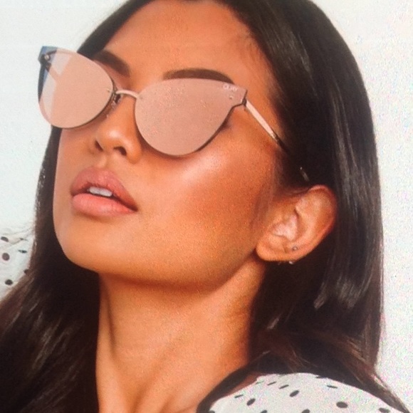 Quay Australia Accessories - 1 left read HOST PICK! Rare !Quay rare lady-luck